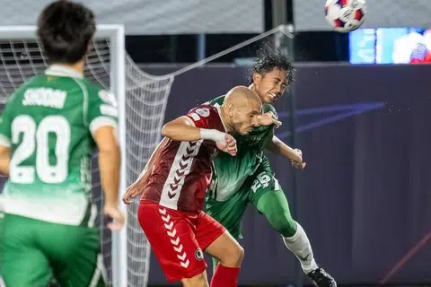 Pemain pertahanan Geylang International, Ahmad Munthaha (kanan), menikmati peluang beraksi dengan pemain yang lebih berpengalaman di Liga Perdana Singapura (SPL).