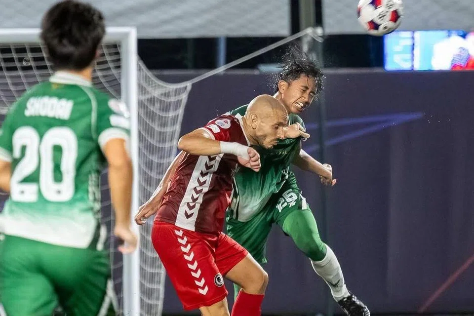 Pemain pertahanan Geylang International, Ahmad Munthaha (kanan), menikmati peluang beraksi dengan pemain yang lebih berpengalaman di Liga Perdana Singapura (SPL).