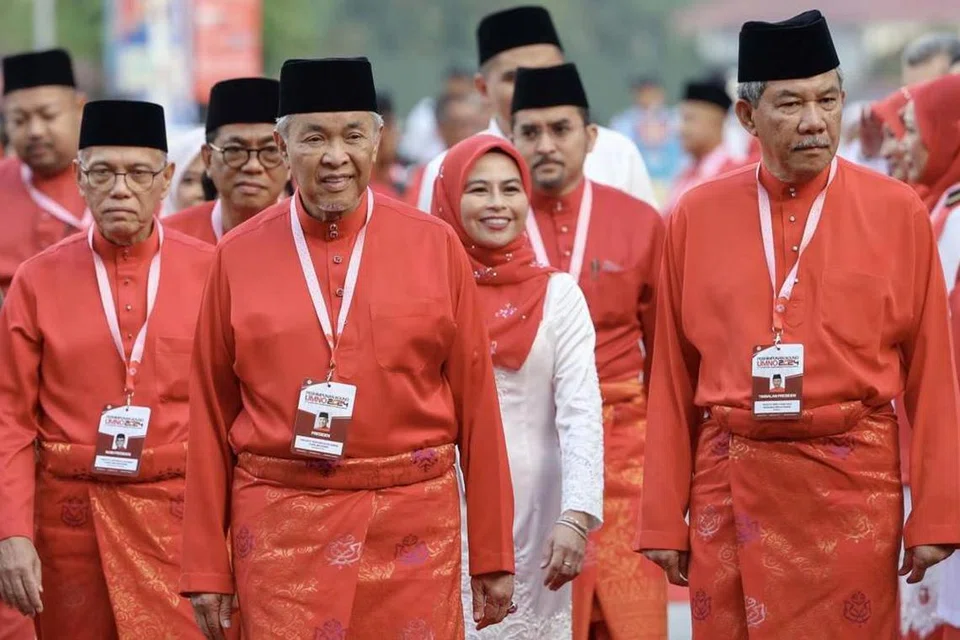 Presiden Umno, Datuk Seri Dr Ahmad Zahid Hamidi (dua dari kanan) bersama pimpinan Umno lain termasuk Timbalannya, Datuk Seri Mohamad   Hassan (kanan sekali) pada Perhimpunan Agung Umno 