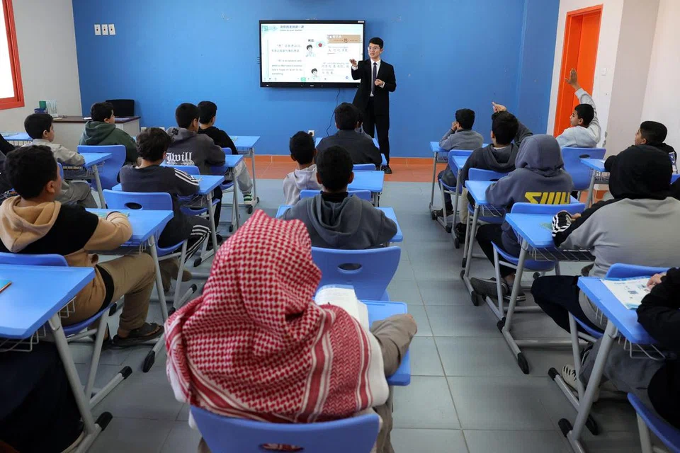 Guru bahasa Cina, Encik Ma Shuaib, mengajar bahasa Mandarin di sebuah sekolah di Riyadh pada 2 Februari 2025. Pada Ogos 2024, Arab Saudi memutuskan untuk memperkenalkan bahasa Mandarin – bahasa yang paling banyak dituturkan di China – sebagai bahasa asing kedua selepas bahasa Inggeris di sekolah awam di enam daripada 13 wilayah pentadbirannya, menandakan satu lagi langkah dalam mengukuhkan hubungan antara Riyadh dengan Beijing.