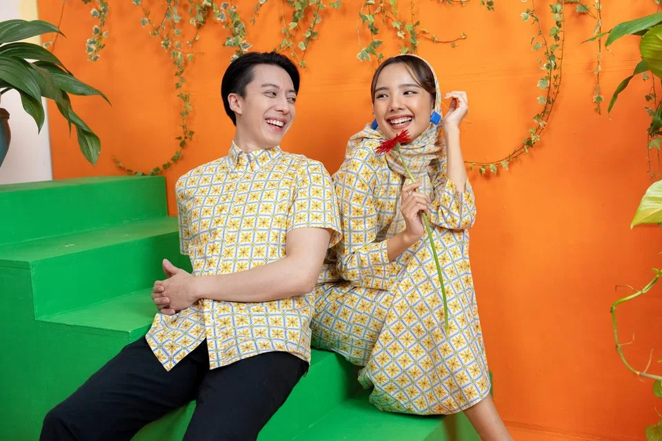 Koleksi Raya ‘Moroccan’ menampilkan rekaan bagi kededua kaum Adam dan Hawa serta kanak-kanak, sesuai untuk seisi keluarga yang ingin bergaya sedondon pada pagi Aidilfitri. Dalam gambar, Basil Shirt dalam corak Madeena (kiri, bermula daripada $39) dan Madeena Kurung (daripada $39). 