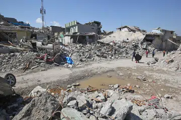 KESAN SERANGAN: Penduduk Mosul di Iraq memeriksa rumah mereka yang musnah akibat serangan udara pakatan yang diketuai Amerika Syarikat yang disasarkan terhadap kumpulan militan IS. - Foto AFP