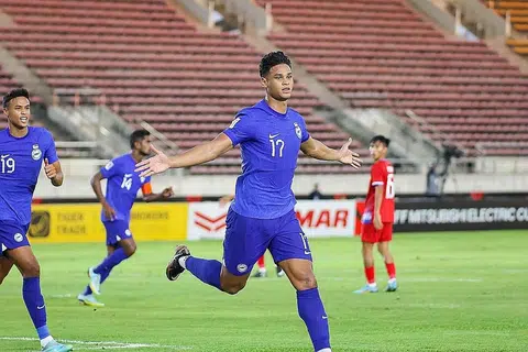 TAJAM DI DEPAN GOL: Irfan meraikan golnya dalam kemenangan Singapura ke atas Laos di Stadium Nasional Baru Laos di Vientiane malam tadi. - Foto FAS