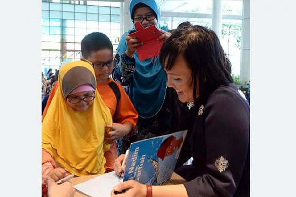 SEMUA BOLEH BACA: Buku 'Hang Nadim and the Garfish' karya Cik Hidayah (kanan) membolehkan mereka yang normal atau disleksik dan hadapi masalah penglihatan supaya turut membaca bersama. Buku tersebut dilancarkan di bangunan NLB, Victoria Street, semalam. - Foto TAUFIK A. KADER