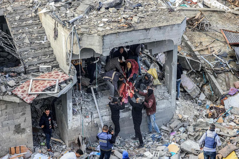 TERUS PERANGI HAMAS: Penduduk membantu menyelamatkan mangsa yang cedera dan terbunuh dalam serangan Israel ke atas kem pelarian di al-Maghazi, di tengah Gaza, pada 25 Disember, sedang Perdana Menteri Israel, Encik Benjamin Netanyahu, berikrar akan memerangi Hamas. 