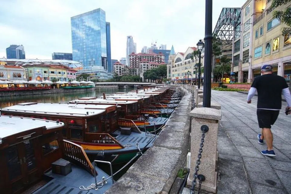 MSE berkata pelanggaran peraturan tersebut dikesan di restoran Resorts World Sentosa, Boat Quay dan Clarke Quay. - 