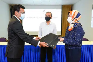 SOKONG PELAJAR YANG MEMERLUKAN: Encik Bazul Ashhab bersama CEO Mendaki Cik Zuraidah Abdullah di majlis pelancaran Dermasiswa Bazul Ashhab-ETF semalam. Bersama mereka ialah pengerusi jawatankuasa ETF, Encik Abdul Razak Maricar. - Foto MENDAKI