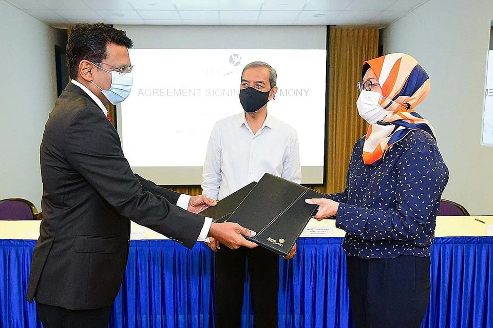 SOKONG PELAJAR YANG MEMERLUKAN: Encik Bazul Ashhab bersama CEO Mendaki Cik Zuraidah Abdullah di majlis pelancaran Dermasiswa Bazul Ashhab-ETF semalam. Bersama mereka ialah pengerusi jawatankuasa ETF, Encik Abdul Razak Maricar. - Foto MENDAKI