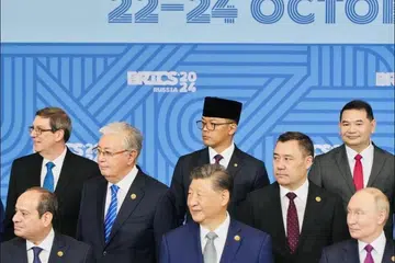 Menteri Luar Indonesia, Encik Sugiono (belakang bersongkok), dalam Sidang Puncak Brics bersama para pemimpin Brics termasuk Presiden Russia, Encik Vladimir Putin (depan kanan), dan Presiden China, Encik Xi Jinping (depan tengah).