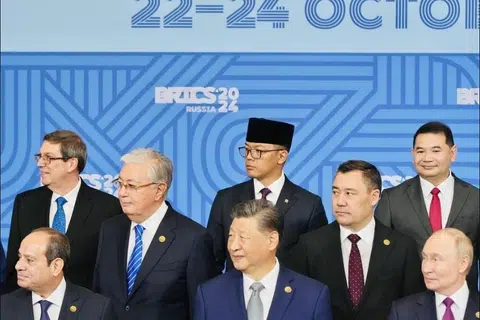 Menteri Luar Indonesia, Encik Sugiono (belakang bersongkok), dalam Sidang Puncak Brics bersama para pemimpin Brics termasuk Presiden Russia, Encik Vladimir Putin (depan kanan), dan Presiden China, Encik Xi Jinping (depan tengah).