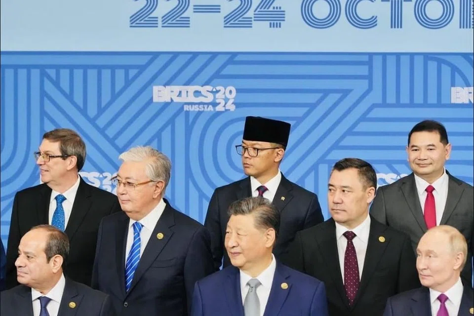 Menteri Luar Indonesia, Encik Sugiono (belakang bersongkok), dalam Sidang Puncak Brics bersama para pemimpin Brics termasuk Presiden Russia, Encik Vladimir Putin (depan kanan), dan Presiden China, Encik Xi Jinping (depan tengah).