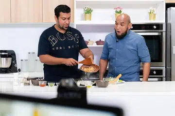 JAMIL MAKAN 'HIPSTER': Cef Bob (kanan) dan Encik Amir menunjukkan cara membuat Buffalo Cheesesteak Hotdog dalam segmen Makan Hipster episod kedua edisi Ramadan The BM Show. - Foto BH oleh HASIF AZMI