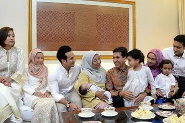 BERSAMA KELUARGA: Encik Alami bersama keluarga. (Dari kiri) Anak menantu, Cik Syaira Syazana; anak, Cik Nur Afiyah; anak, Encik Mohammad Adzfar; isteri, Cik Rukaiyah yang memegang cucu Syed Jibril; cucu, Nur Hana (bersama Encik Alami); anak, Cik Nur Farhan bersama cucu Syed Mikael; serta anak menantu, Encik Syed Abbas. - Foto JOHARI RAHMAT
