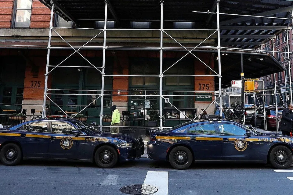DIKAWAL POLIS: Satu bungkusan bom paip dikatakan turut dihantar ke sebuah restoran milik pelakon Robert De Niro di bangunan Tribeca Film Center di New York. - Foto REUTERS