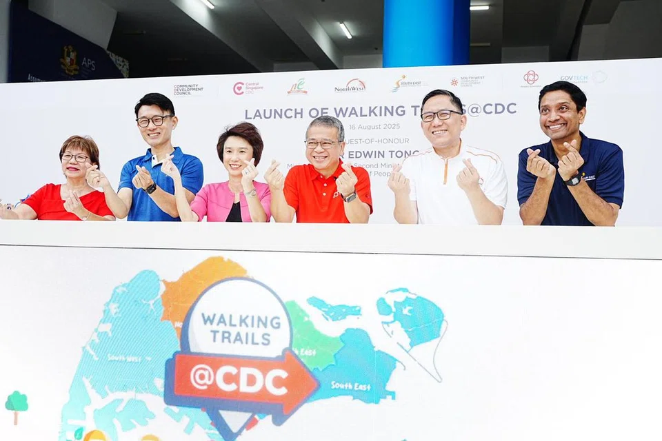 ‘Jejak Berjalan@CDC’ dilancarkan oleh (dari kiri) Mayor Majlis Pembangunan Masyarakat (CDC) Central, Cik Denise Phua; Mayor CDC North East, Encik Baey Yam Keng; Mayor CDC South West, Cik Low Yen Ling; Menteri Undang-Undang merangkap Menteri Kedua (Ehwal Dalam Negeri), Encik Edwin Tong; Mayor CDC North West, Encik Alex Yam; dan Mayor CDC South East, Encik Dinesh Vasu Dash, di Sekolah Assumption Pathway di Cashew Road pada 16 Ogos. 