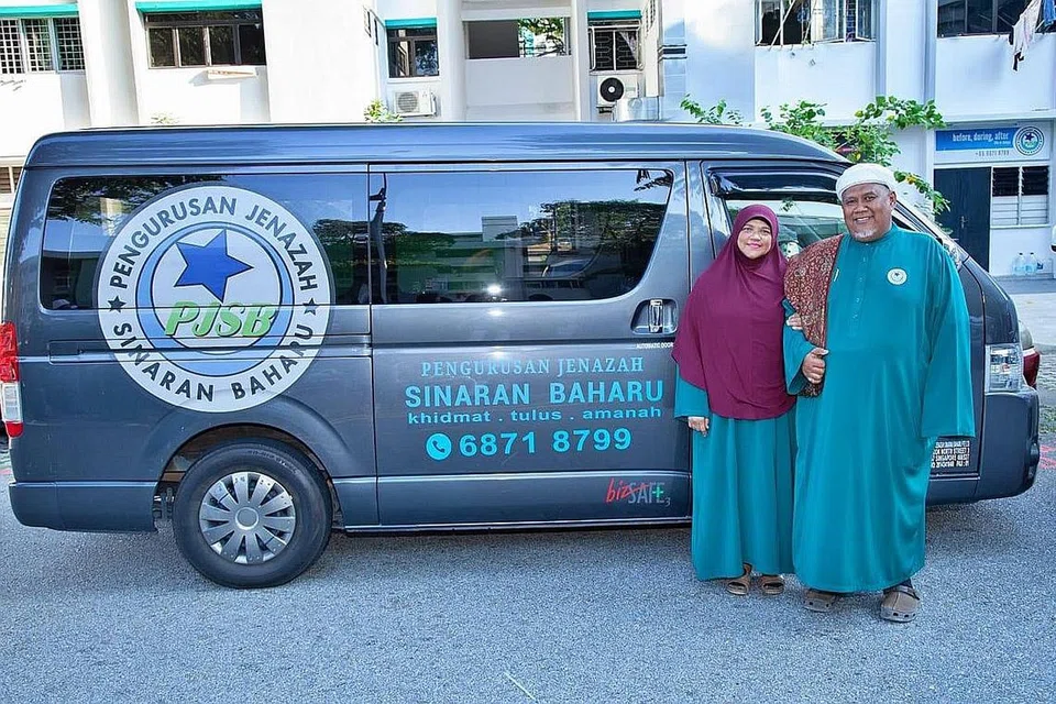 Encik Hadi Mohd Roslan Hj Sambri (kanan)