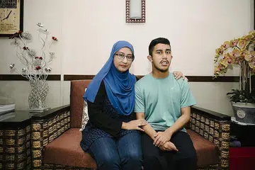 DEMI MASA DEPAN ANAK: Cik Zahara membuat persediaan awal buat anak sulungnya, Encik Rayyan Adam, dengan membentuk akaun amanah dengan SNTC (gambar kecil) pada 2010 bagi memastikan masa depan anaknya itu terus terjamin kalau beliau dan suami sudah tiada nanti. - Foto BM oleh ALVIN HO, foto fail