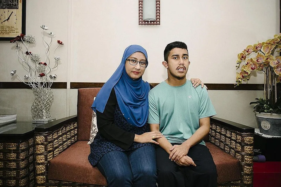 DEMI MASA DEPAN ANAK: Cik Zahara membuat persediaan awal buat anak sulungnya, Encik Rayyan Adam, dengan membentuk akaun amanah dengan SNTC (gambar kecil) pada 2010 bagi memastikan masa depan anaknya itu terus terjamin kalau beliau dan suami sudah tiada nanti. - Foto BM oleh ALVIN HO, foto fail