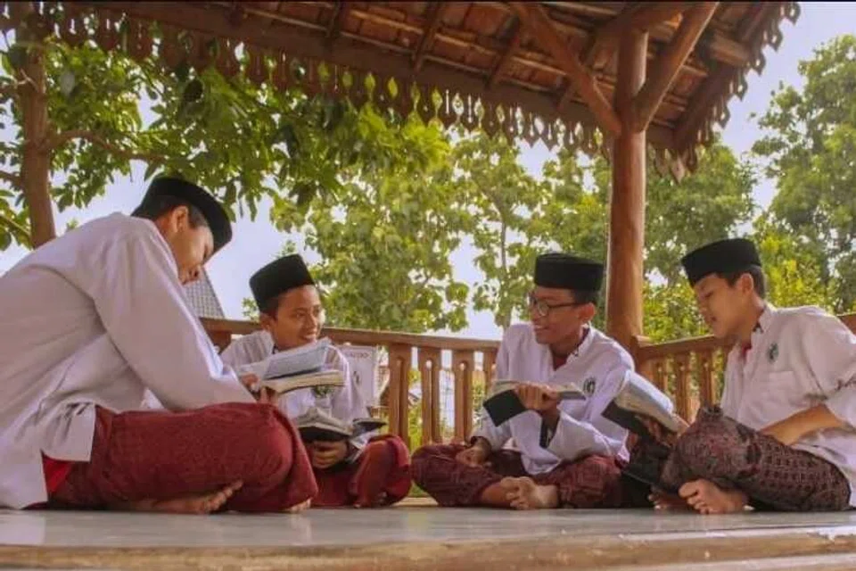 Hari Santri (pelajar pesantren) disambut setiap 22 Oktober menjadi simbol penghormatan kepada peranan besar santri dan pesantren dalam sejarah perjuangan bangsa Indonesia. 