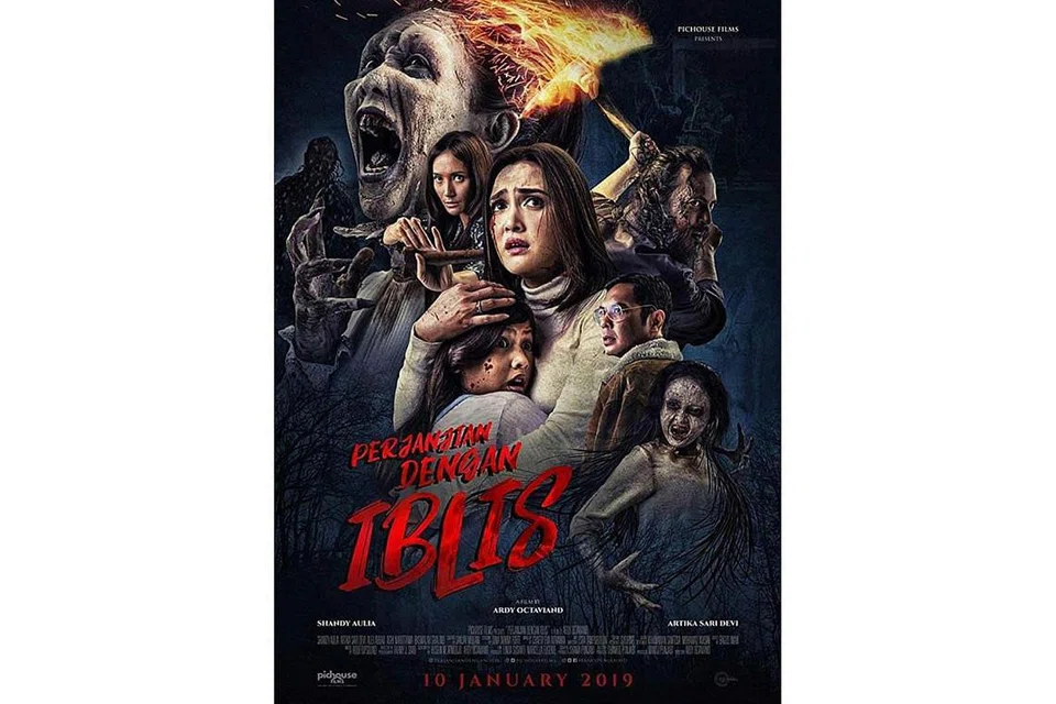 TARIKAN BINTANG TERNAMA: 'Perjanjian Dengan Iblis' merupakan antara filem seram 2019 yang dijangka meletup kerana penglibatan bintang sinetron popular Shandy Aulia (tengah). - Foto MD PICTURES