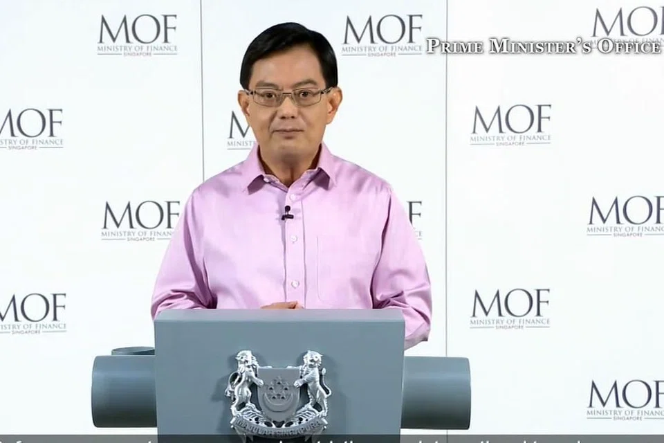 UMUM SOKONGAN BERTERUSAN: Encik Heng Swee Keat mengumumkan sokongan berterusan untuk pekerja dan perniagaan dalam satu Kenyataan Menteri yang disiarkan dalam talian dan menerusi televisyen. 