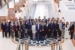 Menteri Komunikasi, Encik Fahmi Fadzil (depan, tengah), bersama timbalannya, Cik Teo Nie Ching (sebelah kiri Encik Fahmi), bergambar bersama barisan ketua editor dan pengamal media Malaysia selepas Dewan Rakyat meluluskan Rang Undang-Undang (RUU) Majlis Media Malaysia (MMM) 2024.