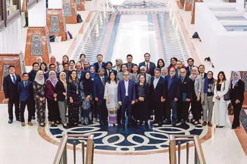 Menteri Komunikasi, Encik Fahmi Fadzil (depan, tengah), bersama timbalannya, Cik Teo Nie Ching (sebelah kiri Encik Fahmi), bergambar bersama barisan ketua editor dan pengamal media Malaysia selepas Dewan Rakyat meluluskan Rang Undang-Undang (RUU) Majlis Media Malaysia (MMM) 2024.