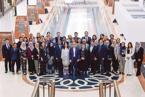Menteri Komunikasi, Encik Fahmi Fadzil (depan, tengah), bersama timbalannya, Cik Teo Nie Ching (sebelah kiri Encik Fahmi), bergambar bersama barisan ketua editor dan pengamal media Malaysia selepas Dewan Rakyat meluluskan Rang Undang-Undang (RUU) Majlis Media Malaysia (MMM) 2024.