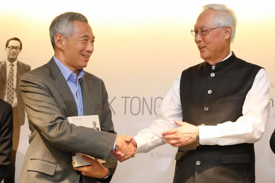 LANCAR BUKU: Perdana Menteri Encik Lee Hsien Loong dengan Encik Goh sewaktu pelancaran buku Tall Order: The Goh Chok Tong Story, pada 8 November 2018. - Foto fail