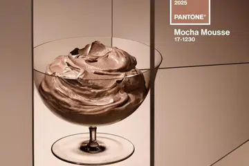Syarikat Pantone yang dikenali dengan sistem mengadun warna, telah memilih ‘Mocha Mousse’ sebagai Warna Pilihan Tahun 2025. Rona ini menonjolkan keunikan warna coklat lembut dalam dunia reka bentuk dan fesyen.