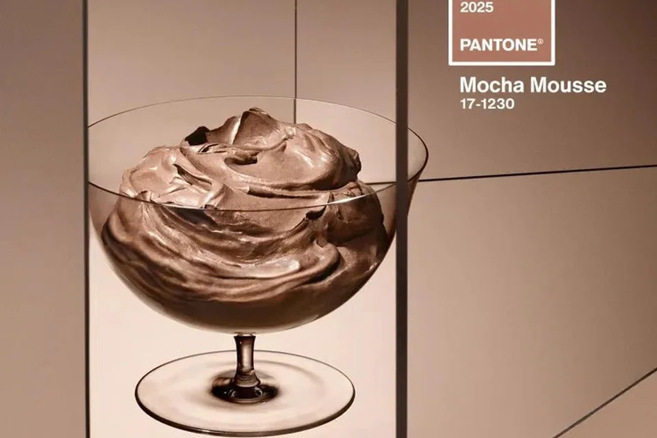 Syarikat Pantone yang dikenali dengan sistem mengadun warna, telah memilih ‘Mocha Mousse’ sebagai Warna Pilihan Tahun 2025. Rona ini menonjolkan keunikan warna coklat lembut dalam dunia reka bentuk dan fesyen.