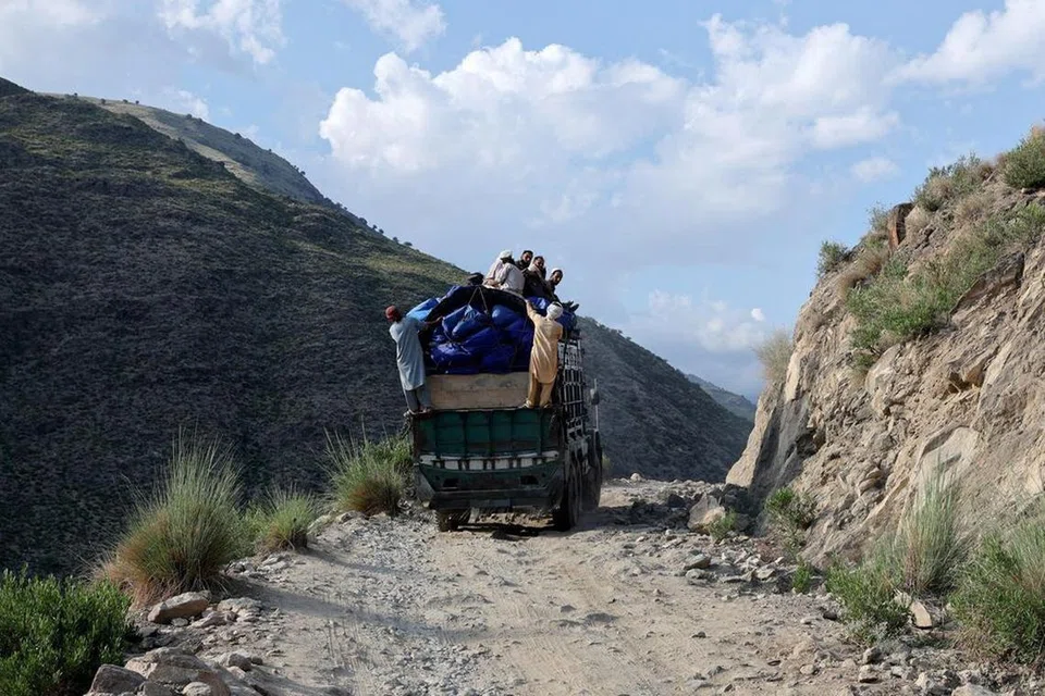 Sebuah kenderaan di wilayah Kunar yang membawa khemah dan bekalan penting lain menuju ke kawasan yang terjejas gempa pada 4 September.