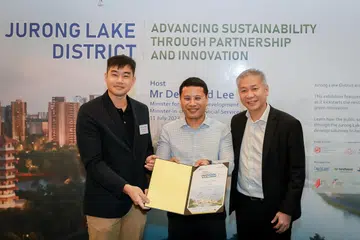DIIKTIRAF: (Dari kiri) Naib Presiden Kejuruteraan Zuno Carbon, Encik Jason Wong menerima anugerah daripada Menteri Pembangunan Negara, Encik Desmond Lee dan CEO Lendlease Global Commercial Trust Management, Encik Kelvin Chow di Majlis Anugerah Cabaran Inovasi Daerah Tasik Jurong.