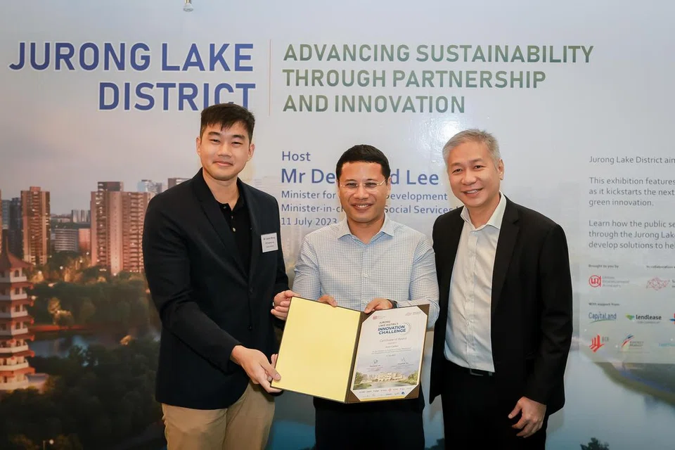 DIIKTIRAF: (Dari kiri) Naib Presiden Kejuruteraan Zuno Carbon, Encik Jason Wong menerima anugerah daripada Menteri Pembangunan Negara, Encik Desmond Lee dan CEO Lendlease Global Commercial Trust Management, Encik Kelvin Chow di Majlis Anugerah Cabaran Inovasi Daerah Tasik Jurong.