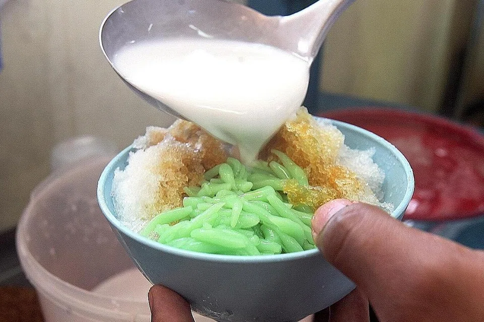 RASA LEMAK: Pencuci mulut cendol yang dibuat menggunakan santan merupakan antara contoh makanan yang mempunyai rasa lemak. - Foto fail 