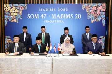 KERJASAMA: (Barisan belakang, dari kanan) Encik Masagos Zulkifli Masagos Mohamad; Menteri di Jabatan Perdana Menteri (Hal Ehwal Agama) Malaysia, Encik Mohd Na’im Mokhtar; wakil Menteri Agama Republik Indonesia, Encik Syaiful Rachmat Dasuki; dan, Menteri Hal Ehwal Ugama Negara Brunei Darussalam, Ustaz Baharuddin Othman semasa di Mesyuarat Tidak Rasmi Menteri Agama Brunei, Indonesia, Malaysia dan Singapura (Mabims) pada Khamis. Turut hadir ialah (barisan depan, dari kanan) Ketua Eksekutif, Muis,  Encik Kadir Maideen; Ketua Pengarah, Jabatan Kemajuan Islam Malaysia, Cik Hakimah Mohd Yusoff; Sekretaris Jeneral, Kementerian Agama Republik Indonesia, Encik Nizar Ali; dan Setiausaha Tetap, Kementerian Hal Ehwal Ugama, Negara Brunei Darussalam, Encik Mohammad Rosli  Ibrahim. 