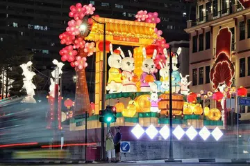 Pencahayaan Tahun Baru Cina di Chinatown tahun ini menampilkan patung setinggi 10 meter keluarga arnab berbilang generasi.
