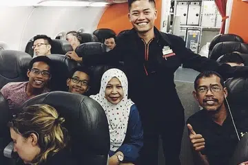 BIASA BERAYA DI NEGERI ORANG: Encik Ahmad Hosni (berdiri) ketika bertugas sebagai pramugara bersama syarikat Jetstar Asia Airways. Sudah bertahun-tahun Encik Ahmad menyambut Lebaran di Jepun, namun tahun ini beliau beruntung dapat menyambutnya di rumah bersama keluarga. - Foto ihsan AHMAD HOSNI MD HANAPI