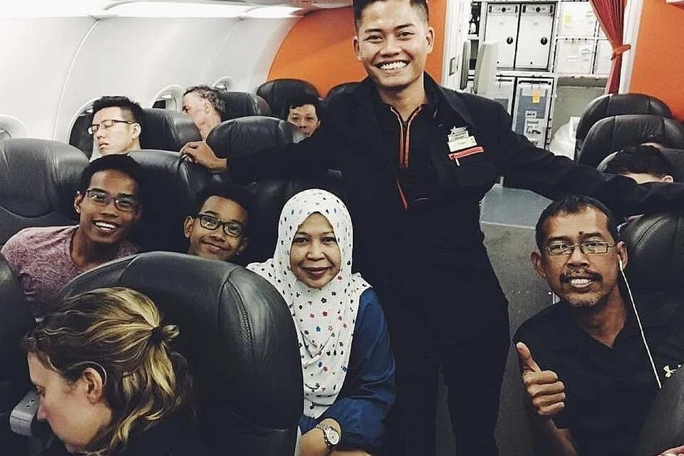BIASA BERAYA DI NEGERI ORANG: Encik Ahmad Hosni (berdiri) ketika bertugas sebagai pramugara bersama syarikat Jetstar Asia Airways. Sudah bertahun-tahun Encik Ahmad menyambut Lebaran di Jepun, namun tahun ini beliau beruntung dapat menyambutnya di rumah bersama keluarga. - Foto ihsan AHMAD HOSNI MD HANAPI