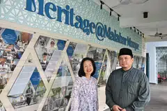 Cik Wo Mei Lan, arkitek daripada firma Liu & Wo Architects, berkata ruang kosong di sepanjang laluan awam di luar Masjid Malabar dimanfaatkan dengan menjadikannya galeri penceritaan warisan bagi meningkatkan persekitaran dan berkongsi pengetahuan. Bersama beliau ialah Pengerusi Eksekutif Kanan Masjid Malabar, Encik Muhammad Khairul Jameel Yahya.
