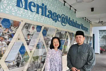Cik Wo Mei Lan, arkitek daripada firma Liu & Wo Architects, berkata ruang kosong di sepanjang laluan awam di luar Masjid Malabar dimanfaatkan dengan menjadikannya galeri penceritaan warisan bagi meningkatkan persekitaran dan berkongsi pengetahuan. Bersama beliau ialah Pengerusi Eksekutif Kanan Masjid Malabar, Encik Muhammad Khairul Jameel Yahya.