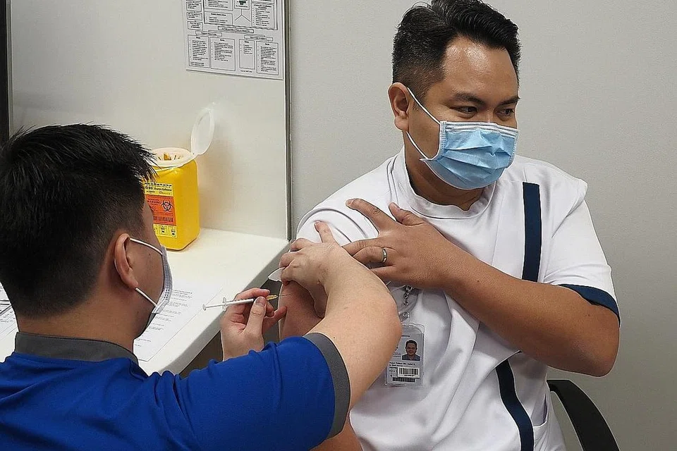 LEBIH YAKIN: Memandangkan Encik Mohamed Firdaus (atas) bertugas di kawasan berisiko tinggi, vaksinasi memberinya tahap perlindungan dan keyakinan lebih tinggi dalam menjalankan tugasnya. - Foto TTSH