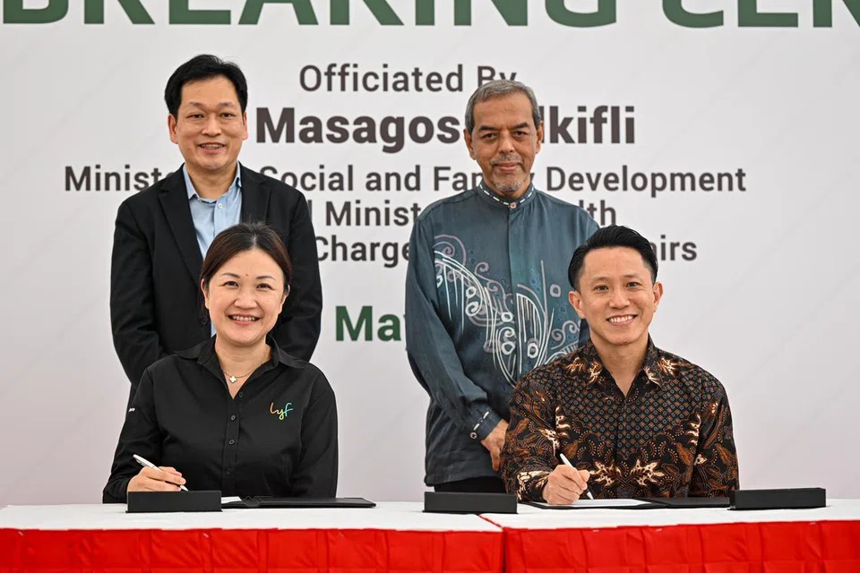  Ketua Pegawai Strategi dan Pengarah Urusan Asia Tenggara, The Ascott Limited, Cik Wong Kar Ling (duduk, kiri); dan Ketua Pegawai Eksekutif (CEO), Warees Investments, Encik Masagoes Isyak Amin (duduk, kanan), menandatangani perjanjian pengurusan antara WJC Heritage dan Ascott International Management, sambil disaksikan CEO The Ascott Limited, Encik Kevin Goh (diri, kiri); dan Pengerusi Lembaga Pengarah Warees Investments, Encik Abdul Razak Hassan Maricar. 