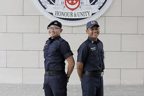 PENGALAMAN SERUPA: Pasangan abang adik, Encik Nur Syafiq (kiri) dan Encik Nur Syazwan berkhidmat di bawah SPF dan dikerahkan ke pekerjaan sama di bawah Pengawal Polis Pantai. - Foto SPF