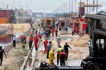 Para pekerja penyelamat Bulan Sabit Merah Iran menjalankan kerja-kerja mencari dan menyelamat berikutan letupan di pelabuhan Shahid Rajaee, Banadar Abbas, Iran, pada 27 April 2025. 