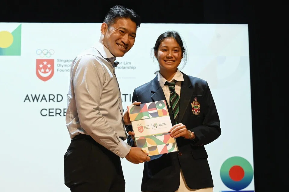 Atlet sukan layar, Nia Mehry Zahedi (kanan), menerima Anugerah Biasiswa Yayasan Olimpik Singapura (SOF)-Peter Lim, daripada Pemangku Menteri Kebudayaan, Masyarakat dan Belia merangkap Menteri Negara Kanan (Pendidikan), Encik David Neo, di majlis penyampaian biasiswa pada 30 Jun, di Pusat Konvensyen Tay Eng Soon di Ibu Pejabat Institut Pendidikan Teknikal (ITE) di Kolej Central.