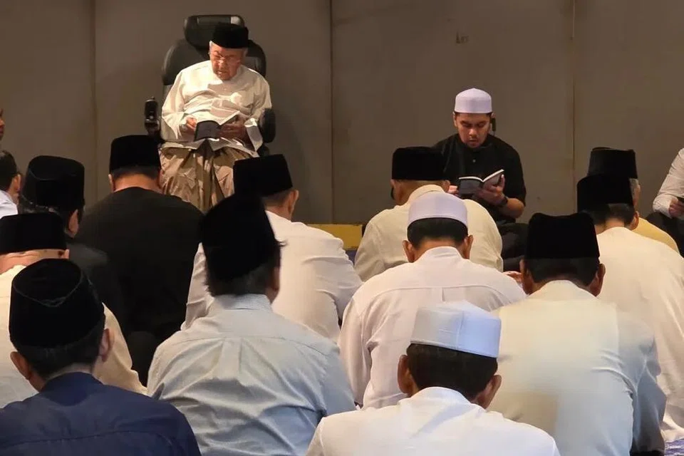 mantan Perdana Menteri Malaysia, Tun Dr Mahathir Mohamad, yang dilihat kembali ke pejabatnya pada 13 Oktober, selepas pemergian isterinya, Allahyarhamha Tun Dr Siti Hasmah Mohamad Ali, telah melegakan ramai pihak