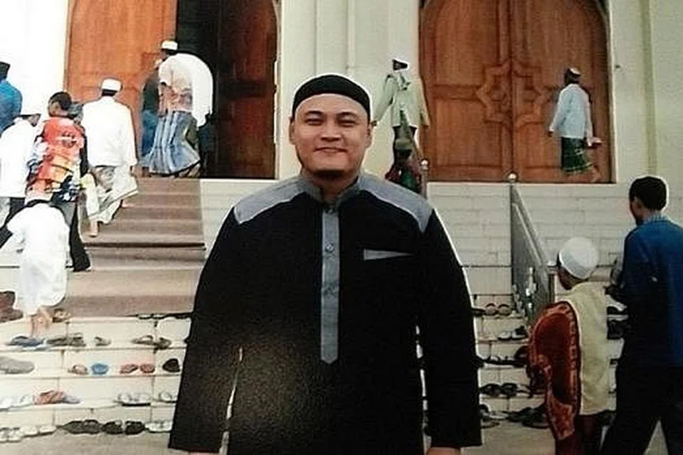 IKATAN DENGAN TANAH LELUHUR MASIH KUKUH: Encik Muhamad Fadhli, anak Encik Burhan Muhamad, bergambar di luar kompleks makam Syekh Muhammad Arsyad Al-Banjari di Martapura, Kalimantan. - Foto ihsan MUHAMAD FADHLI