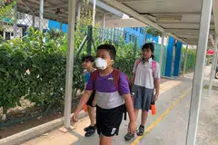 JAGA KESIHATAN: Farhan Baharudin, sembilan tahun (tengah) mengenakan pelitup disebabkan jerebu semalam. Bersamanya ialah (dari kiri) Nurul Qastylah Haiqah Rohaizad lapan tahun dan Eryna Qisya. - Foto BH oleh NUR HUMAIRA SAJAT