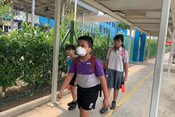 JAGA KESIHATAN: Farhan Baharudin, sembilan tahun (tengah) mengenakan pelitup disebabkan jerebu semalam. Bersamanya ialah (dari kiri) Nurul Qastylah Haiqah Rohaizad lapan tahun dan Eryna Qisya. - Foto BH oleh NUR HUMAIRA SAJAT